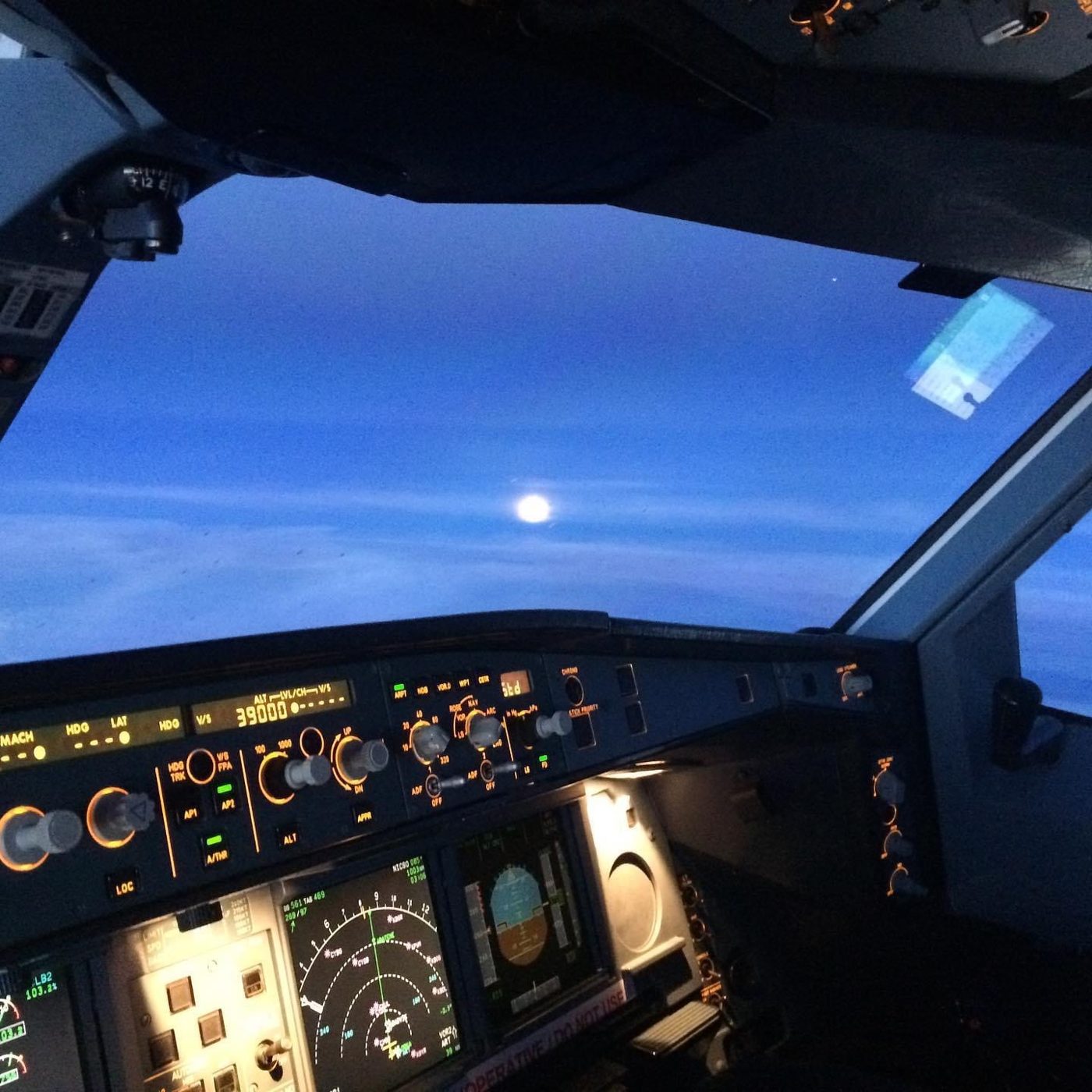 Flight deck in cruise